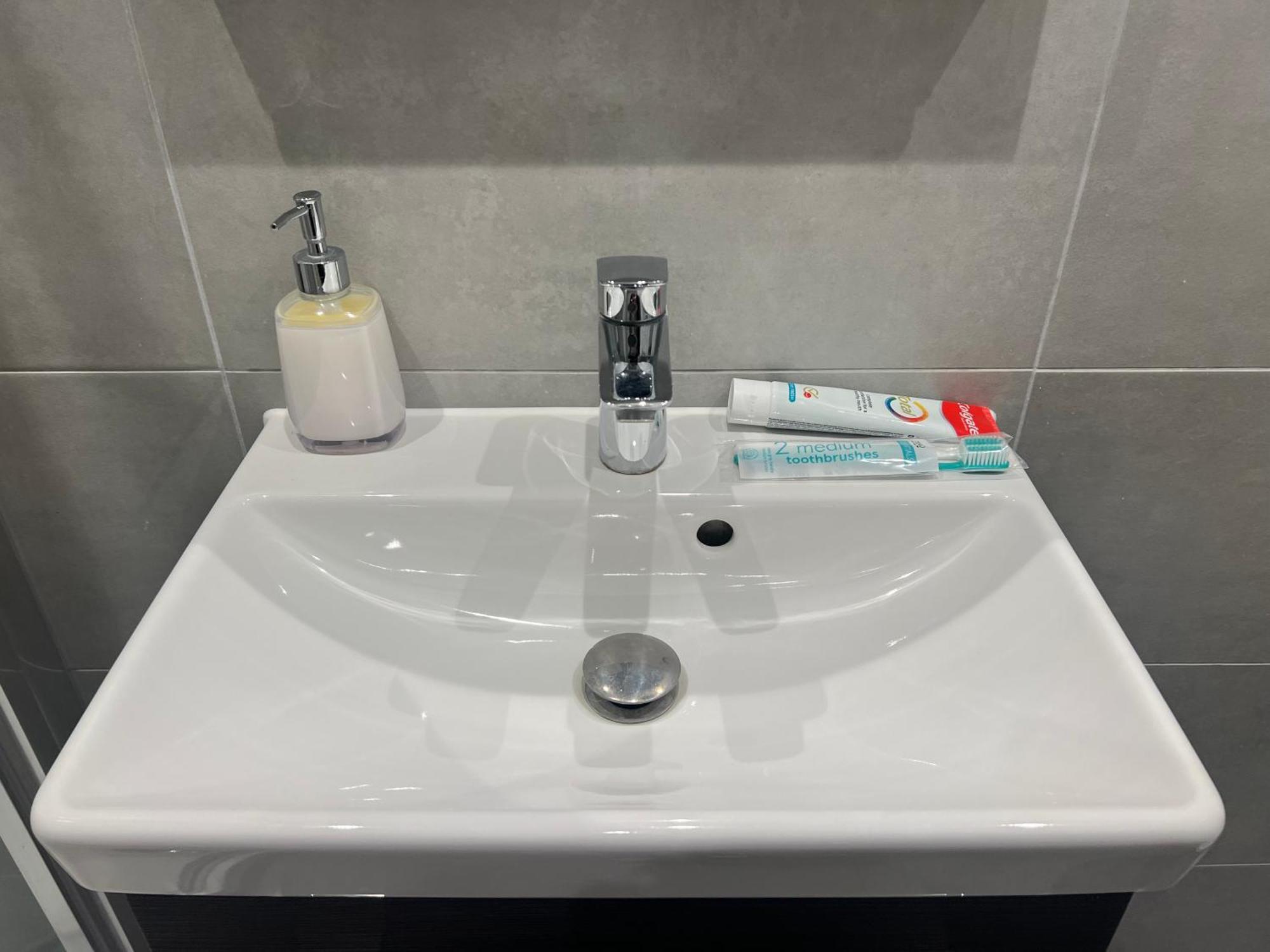 London Heathrow Airport Apartment Voyager House Terminal 12345 - Ev Electric And Parking Available! Hillingdon Bagian luar foto